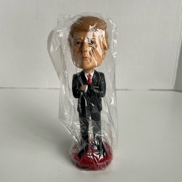 NIB - Donald Trump Bobblehead, 45th President of the United States. - Picture 7 of 13